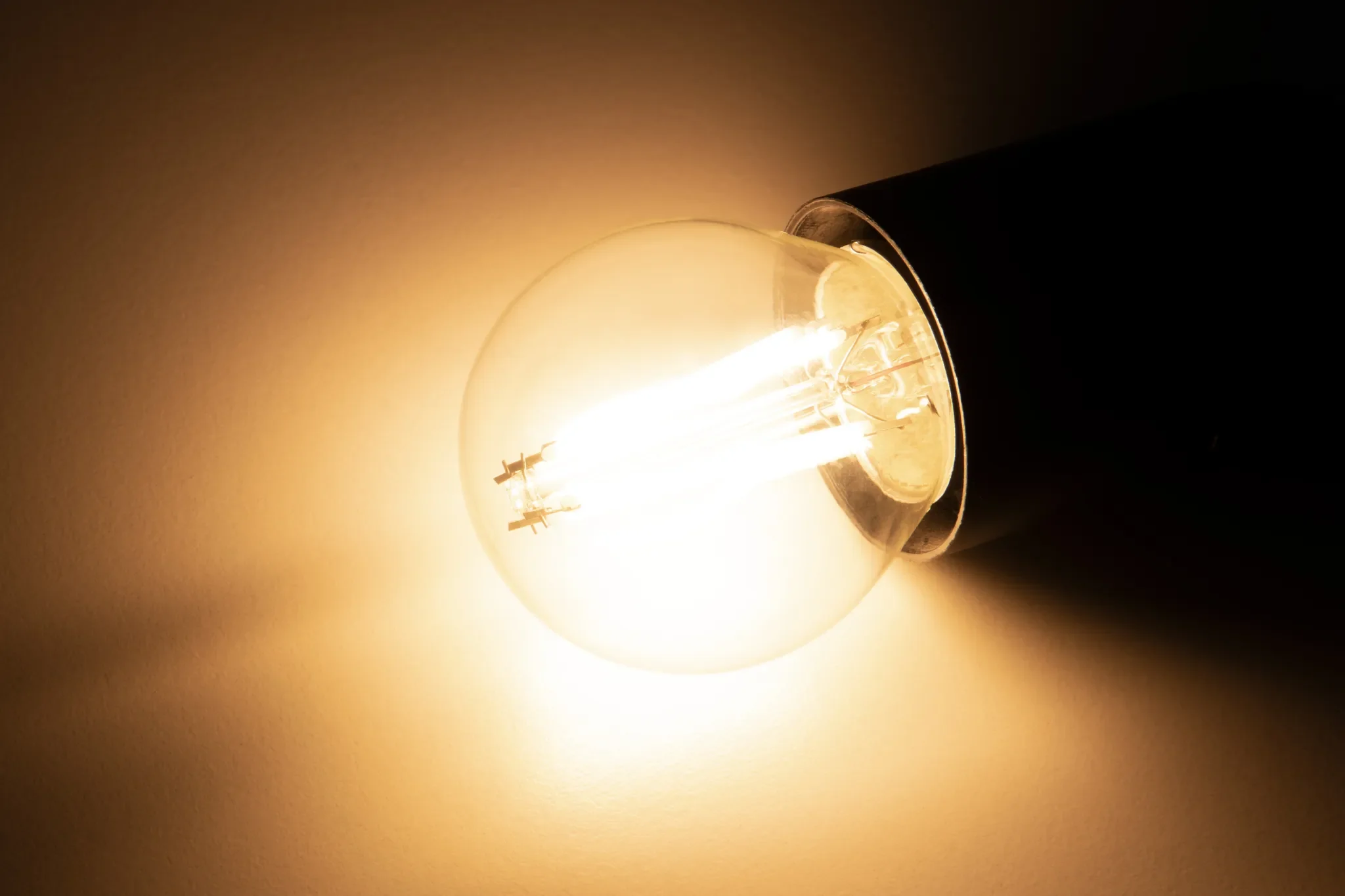 LED Filament Tropfenlampe „Filed“ – E27, 6 W, 600 lm, warmweiß